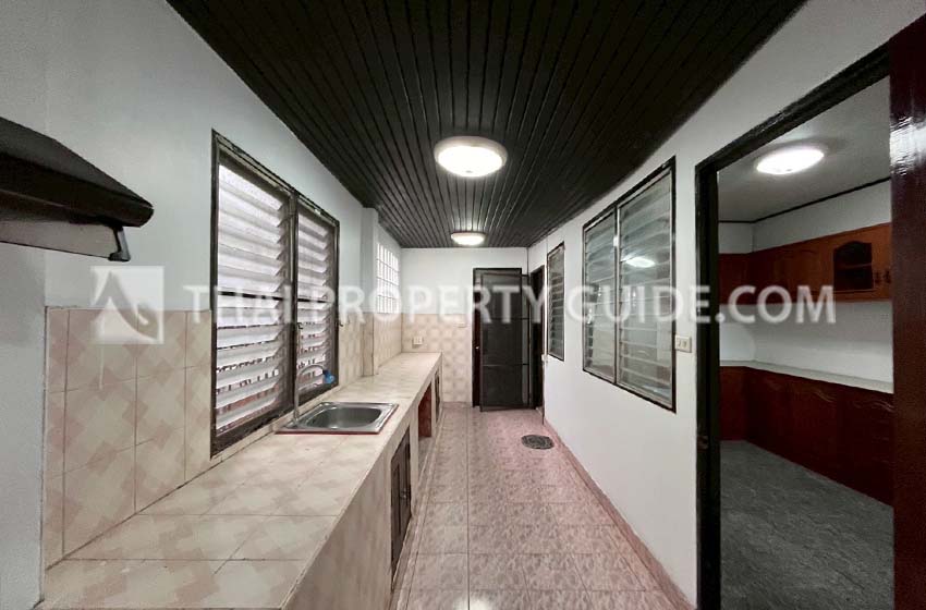 House with Shared Pool in Srinakarin 